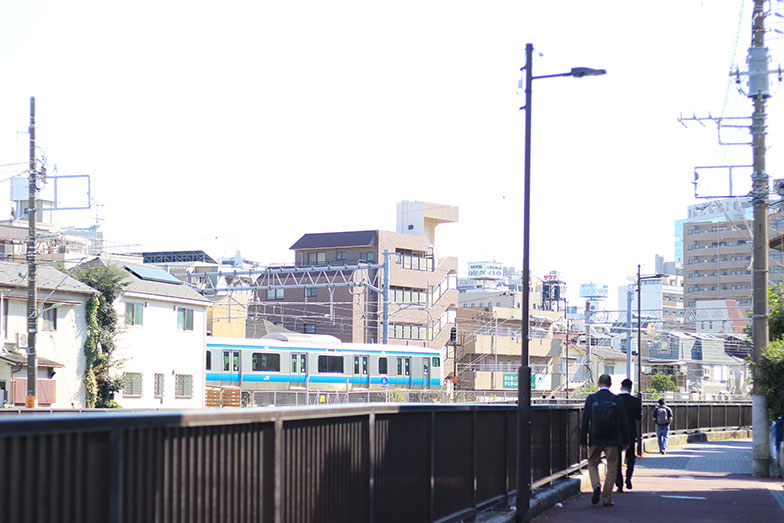 物件は駅から離れているが人通りが絶えない。「蒲田駅、梅屋敷駅、池上駅の３駅からアクセスできる立地も利点です」と本藤さん（写真撮影／SUUMOジャーナル編集部）