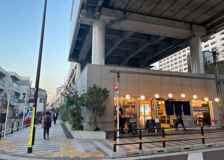 京急梅屋敷駅高架下「梅森プラットフォーム」は「＠カマタ」が京急電鉄に働きかけ、クリエイターと町工場が協働するモノづくり施設が実現。「仙六屋」はカフェとして入居して新たな不動産業を模索している（写真撮影／SUUMOジャーナル編集部）